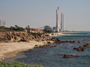 Kraftwerk am Mittelmeer in der Nähe von Haifa, Israel