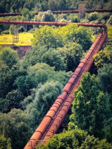 Rostige Leitungsrohre im Landschaftspark Nord, Duisburg