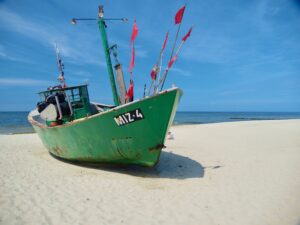 altes Fischerboot am Strand von Trzęsacz