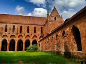 Die Kirchenruine ist zum Kreuzgang hin offen